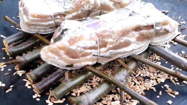 КОПЧЕНАЯ ГРУДИНКА НА ОЛЬХОВОМ НАСТИЛЕ И ВИШНЕВЫХ ОПИЛКАХ В СКОВОРОДЕ-КОПТИЛЬНЕ СЮФ смотреть онлайн