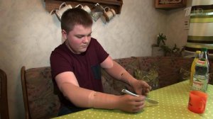 Зрители Первого канала помогли мальчику, который потерял руки, спасая котенка