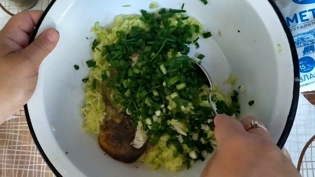 КАБАЧКОВЫЕ ОЛАДЬИ С ЗЕЛЕНЫМ ЛУКОМ . ОЛАДЬИ ИЗ КАБАЧКОВ. ZUCCHINI PANCAKES.