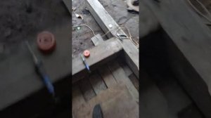 Неисправный карбюратор бензогенератора пйка поплавка.