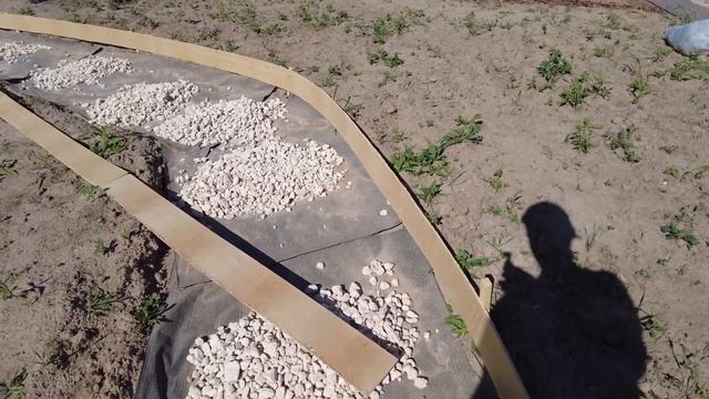Устройство округлых бетонных дорожек под мощение песчаником