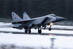 Истребитель МиГ-31, перехватчик ракет и спутников.