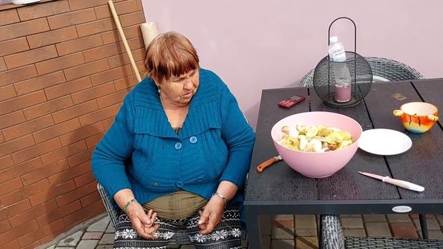 Всё дружно почистили грибы и будем готовить подливку смотреть онлайн