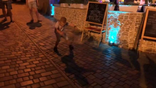 Маленький танцует под Майкла Джексона смотреть онлайн