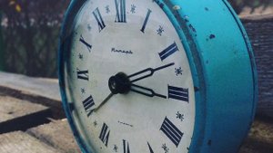 Часы будильник Янтарь