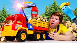 Чиним игрушки: лесовоз собирал бревна и его заклинило! Детские видео про машинки