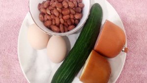 Слоеный салат с копченым сыром и фасолью