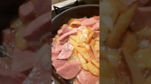 Жареная картошка с колбасой и яйцо