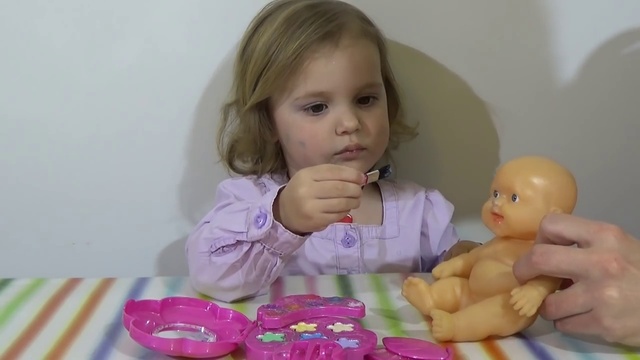 Набор детской косметики Барби красится девочка Barbie makeup set toy смотреть онлайн