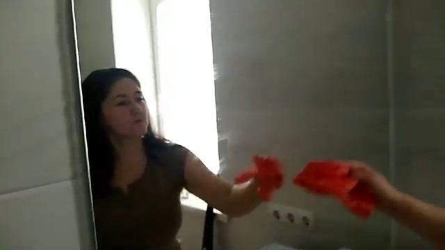 Круто!! Супер эффект!! Чистим зеркала без средства!! смотреть онлайн