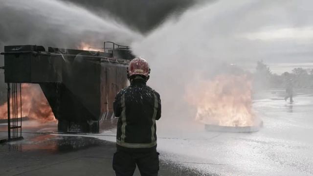 Training der Flughafen-Feuerwehr des Dortmund Airport in England смотреть онлайн