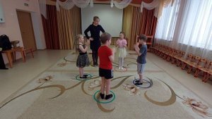 Дефектологоритмика. Музыкальная игра с обручами