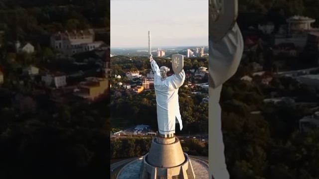 Очень странную вышиванку, похожую на смирительную рубашку, надели на монумент "Родина-мать"