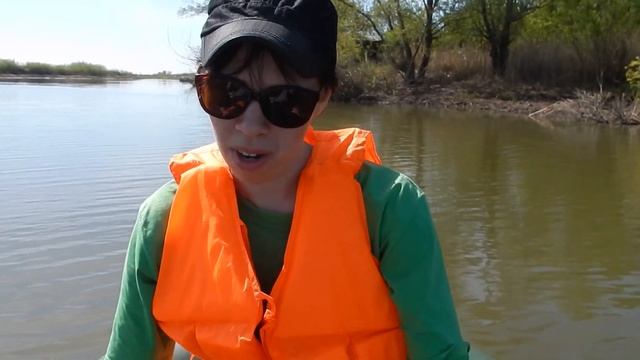 Первый раз против течения на резиновой лодке на веслах смотреть онлайн