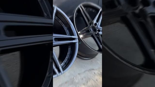 MERCEDES R17 wheels powder coating. Original OEM black gloss. Full wheels restoration, sandblasting