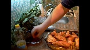Курица сочная с хрустящей корочкой маринованная кусочками в духовке на решетке над картошкой по