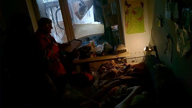 Моряк: скорая помощь забирает одинокого понсионера, подопечного фирмы "Пенсион, в больницу смотреть онлайн