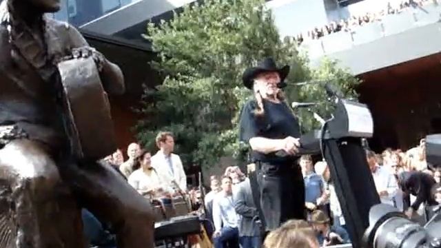 Willie Nelson statue 4 - Willie's short speech смотреть онлайн