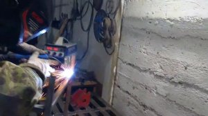 Полуавтомат Динамика 2000 варим станину под трубогиб .