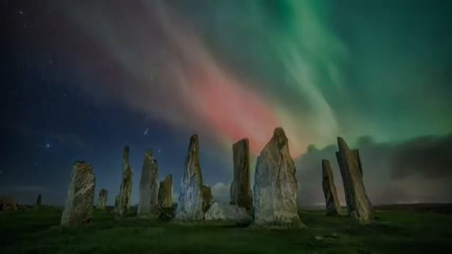 Cеверное cияние озарило небо острова Льюис на Внешних Гебридских островах в Шотландии смотреть онлайн