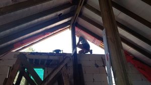 Пришлось доделывать фронтон из газоблока фанерой , потому что он сильно шатался