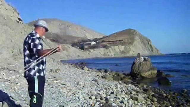 Праща. Метание камней пращёй на берегу моря.mp4 смотреть онлайн