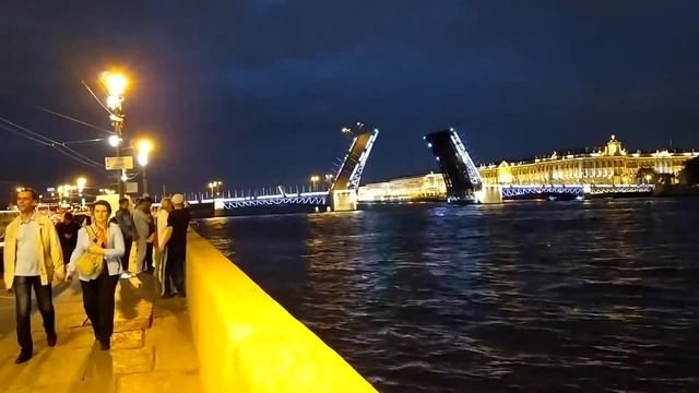 Разведение мостов в белые ночи со стороны Васильевского острова СПб | июнь 2021