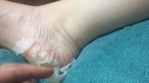 How to use Baby Feet Exfoliating Foot Peel