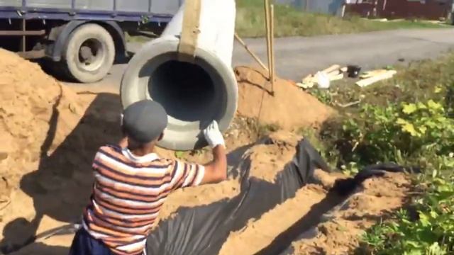 Установка бетонной трубы для переезда через канаву смотреть онлайн