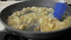 Улитки виноградные жареные в чесночном соусе с розмарином