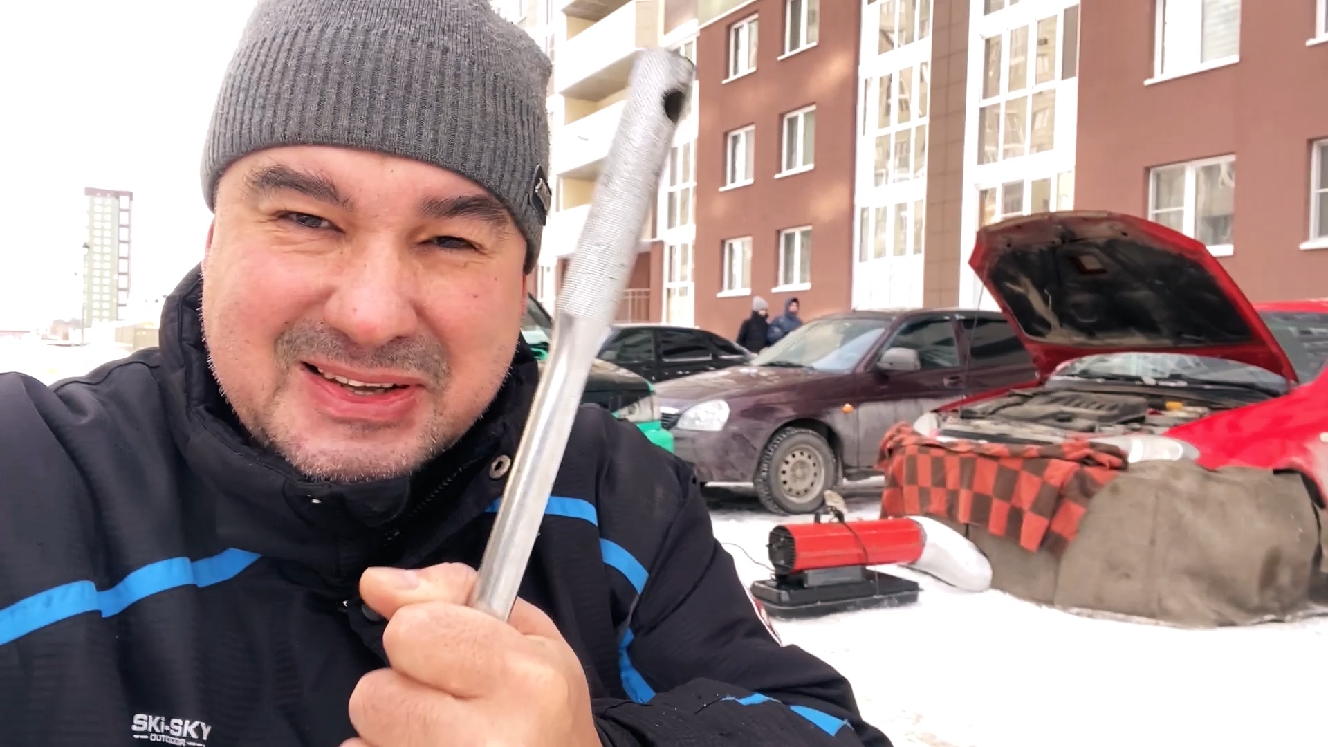 Отогреваю красный Шевролет со льдом.mp4