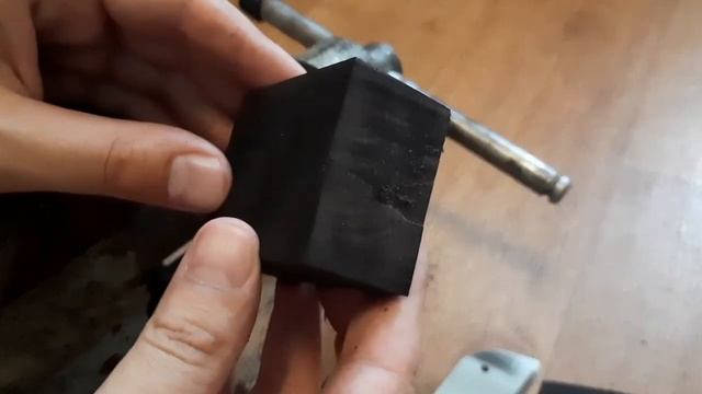 Пилю чёрный граб и показываю какой он внутри. Буду делать деревянный нательный крест.