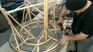плетеный стол из лозы и искусственного ротанга.