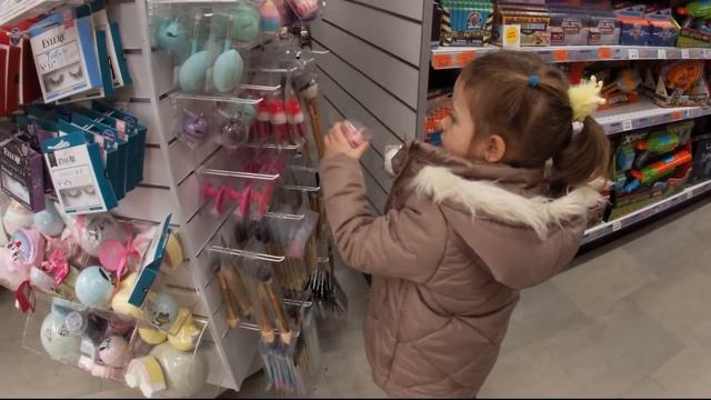 Ариана покупает игрушечную машинку. смотреть онлайн