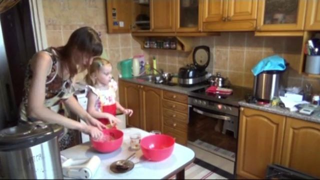 Шоколадные маффины (шоколадные кексы) с жидкой начинкой приготовление смотреть онлайн