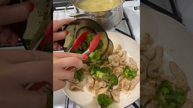 Сливочная паста с курицей и брокколи