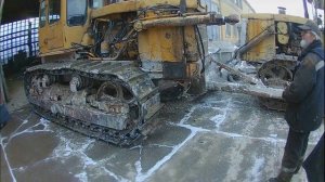 Заклинило гусеницу т-170. Затаскиваем на ремонт.