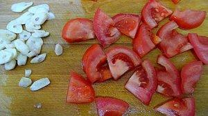 Жареный перец с помидорами и чесноком.