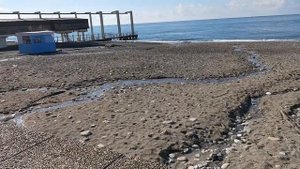 На набережной Адлера прорвало канализацию и течет в море!