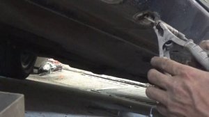 Подготовка ржавого и мятого порога к нанесению антигравия.