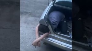 Вылезти из багажника через отверстие для фонаря? Да с таким номером можно в цирке выступать!