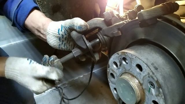 Шкода Октвия А7! 1.6 литра. Замена задних тормозных колодок! смотреть онлайн