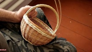 Плетение ручки с "изюминкой" для небольшой корзины из лозы ивового прута.