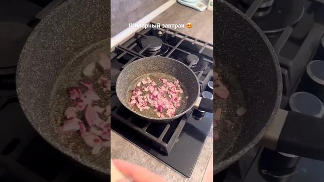 Яичница с беконом , помидорами и сыром смотреть онлайн