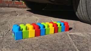 Машина против игрушек