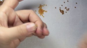 Браслет из бисера со стразами.