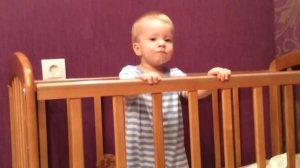 Малыш пускает пузыри слюной, ржунемогу