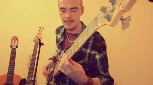 Как можно уменьшить напряжение в пальцах при игре на бас гитаре для начинающих?