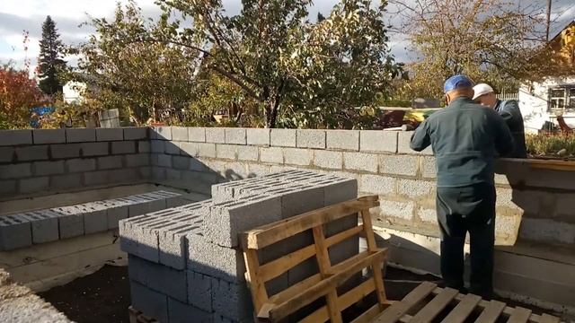 Выкладываем 4 ряд  шлакоблока