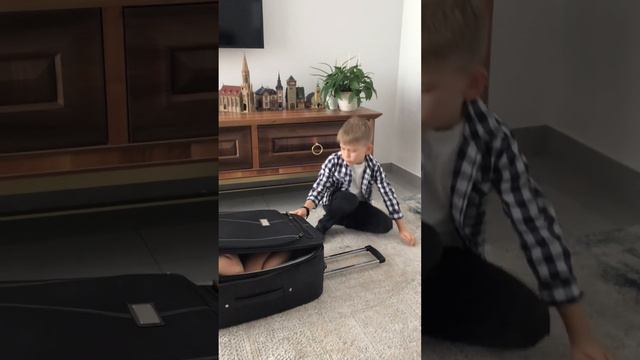 Чей чемодан.